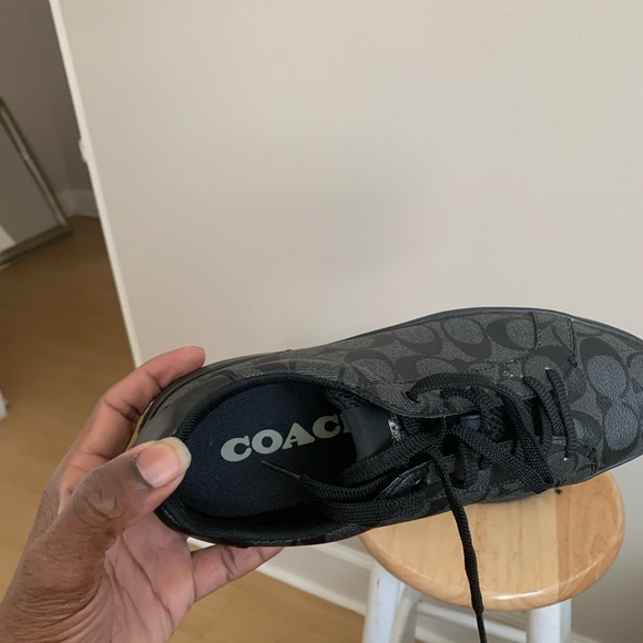 I’m selling my COACH casual shoes size 8.5 men I’m located in Savannah ga - Picture 3 of 6